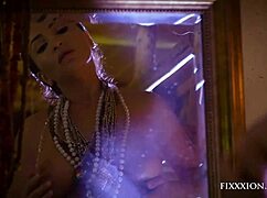 Jewelry thief indulges in solo play after daring heist