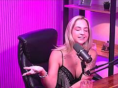 A loirinha peladinha no estudio in sexy lingerie