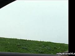 il guardone milanese trova una bella milf con grandi tette 😍