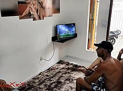 Viv Capetinha e Casal Ogro Resolvem Tudo com Rola no Cuzinho até Esguichar Porra