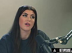 See How Gal Ritchie Orgasms Up Close In Solo Masturbation!