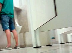 Pegacao gay no banheiro do shopping com amateurs