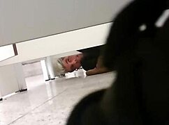 Pegacao gay no banheiro do shopping com amateurs