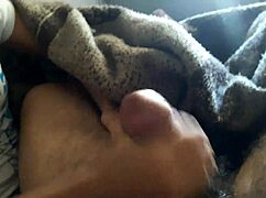 Sexo oral en la cama con dinal feliz