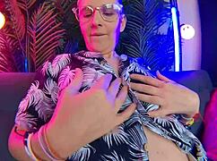 i'm masturbating solo and getting a juicy pussy orgasm, it's so cool