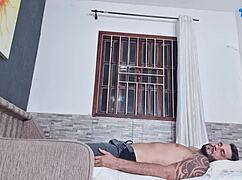 Peguei meu amigo descansando, esfreguei minha buceta na cara dele, she whispered.