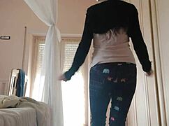 Hey, wanna see my sweaty gym session in tight leggings?