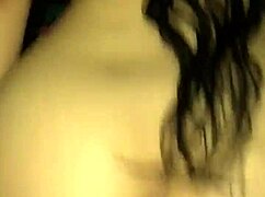 safada sentado gemendo alto no primo