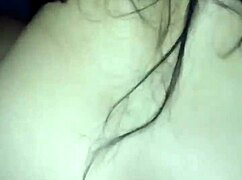 safada sentado gemendo alto no primo