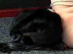 Emma den amatør slavepige bliver bundet, pisket og kneblet i intens bondage