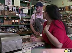 Casalinga ninfomane tette giganti uh si fa sfondare nell'officina del marito ora