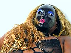 Lesly teste un énorme gode