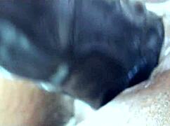 Lesly teste un énorme gode