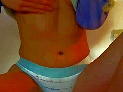 hot teen masturbates until she cums 😏