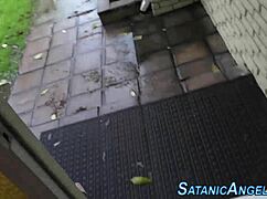 watch this teen get fingered until she squirts