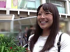 이 일본 베이비가 카우걸로 세게 탔어, 거대한 사정!