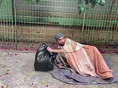 O Morador de Rua Dotado Completo no Red