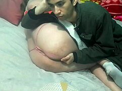 me pongo comodo y le meto los dedos en las panties, luego sexo de lado con la latina milf.