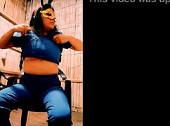 ella llega temprano cantando y tocandose su cuerpo sexy