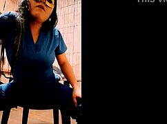 ella llega temprano cantando y tocandose su cuerpo sexy