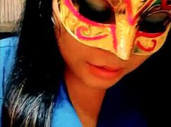 ella llega temprano cantando y tocandose su cuerpo sexy