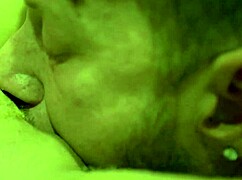 Loira puta chama porteiro para chupar sua buceta in latina tattoo riding.