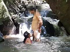 no verao nada melhor que dar o anus na cachoeira goza no cu