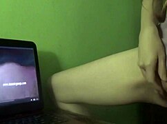 milf orgasms from dry humping while watching porn 😍