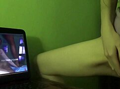 milf orgasms from dry humping while watching porn 😍