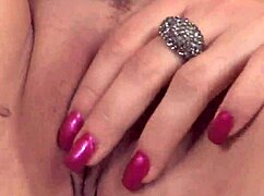 Janessa Jordan, târfă brunetă, bagă jucăria sexuală adânc în pizdă