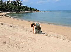 i flashed my ass on the beach without panties