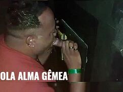 Levei um amigo na cabine do boquete