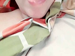 que rica colombiana hijastra se masturba en el baño y sigue tocándose en su cuarto real amateur