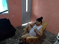 llamo a mi vecino para que me ayude y termino follándome su rica verga y dejando mi deliciosa panocha llena de su leche porno español