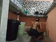 llamo a mi vecino para que me ayude y termino follándome su rica verga y dejando mi deliciosa panocha llena de su leche porno español