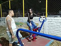 Visito a mi vecina curvy latina en el parque, le encanta mi ejercicio