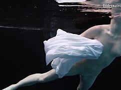 jeg kan ikke tro på andrejkas undervands bevægelser i den bikini