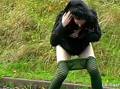 Britanska milf se prstuje in piša v javnosti 😏