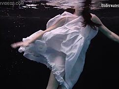 i can’t believe andrejka’s underwater moves in that bikini