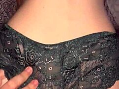 Séance de sex devant une vidéo sur xvideo, je me fais défoncer ma petite chatte