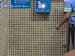 Sexo no banheiro do terminal, just casual bathroom action