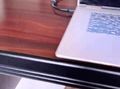 보스가 책상에서 스타킹 입은 마른 비서 좁은 보지 파괴