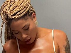 giovana bombom shows how to masturbate alone