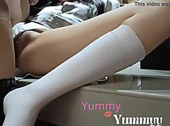 Rica colegiala, le abro las piernas y se la meto hasta dentro?