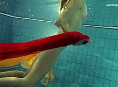 Nastya se svlékne donaha a předvádí horké nahé tělo v bazénu