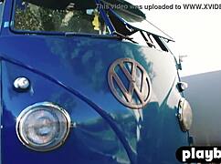 Eu vejo Alexandra Tyler expor os peitos ao ar livre