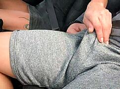 Casada dirigindo não resistiu e bateu uma punheta para o amigo mr matusalem