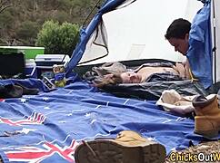 Amatérský pár zkoumá venkovní reality dobrodružství