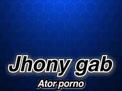 J'ai chopé le sexy DJ Rafa dans la salle de bain avec excitation