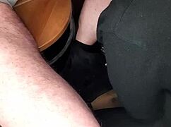 mi succhia il cazzo di nascosto